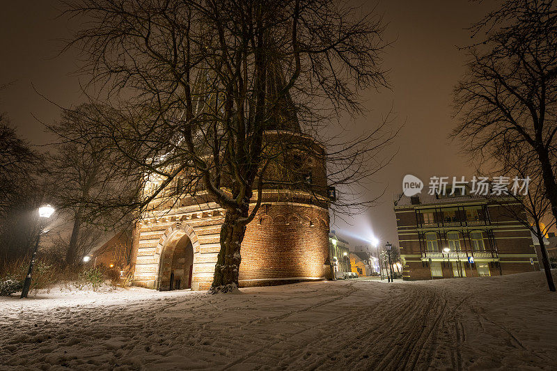 在荷兰的一个寒冷的冬夜，在Kampen, cellebroedersport。